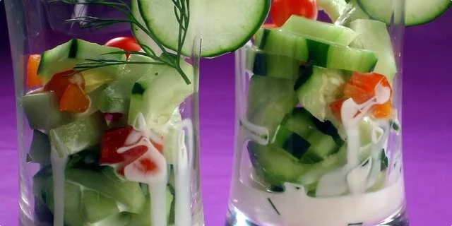 Salade de concombre avec du yaourt