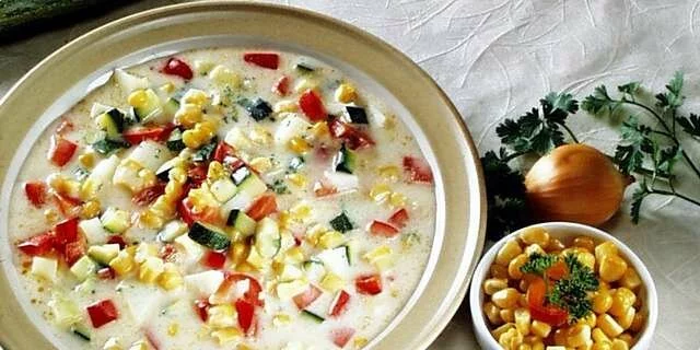 Potage aux légumes épais avec du fromage