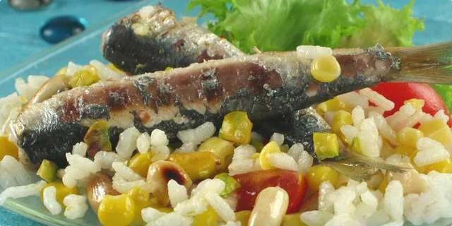 Sardines avec de la salade de riz