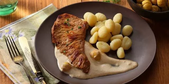 Biftecks de veau avec de la sauce à châtaigne