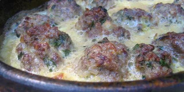 Albóndigas al horno sobre arroz