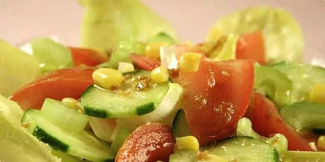 Uma salada vegetal de refrescamento