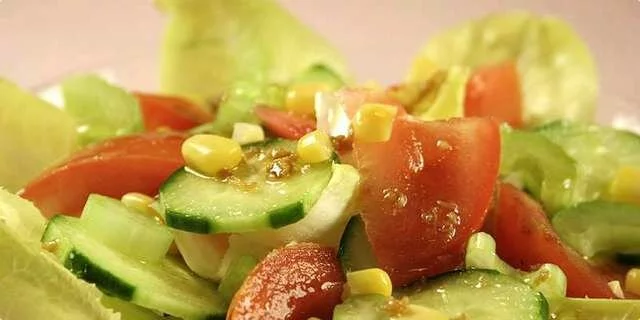 Una refrescante ensalada de verduras