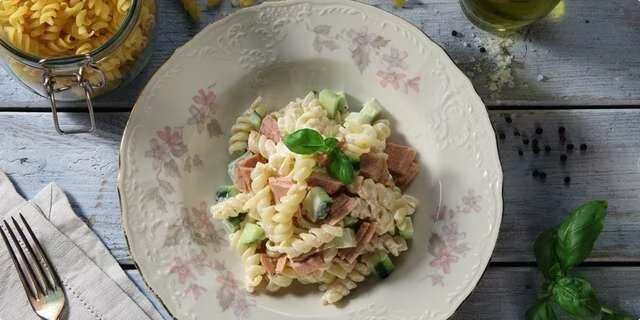 Salada do atum e do pepino