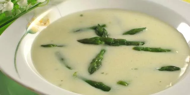 Sopa fina com aspargo