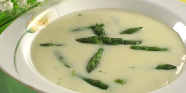 Soupe fine avec l'asperge