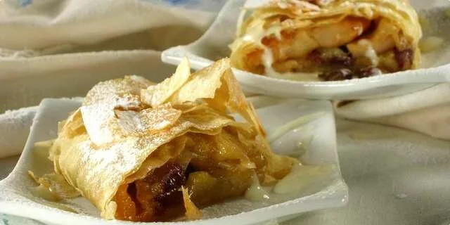 Strudel de Apple no molho da baunilha (Apfelstrudel)