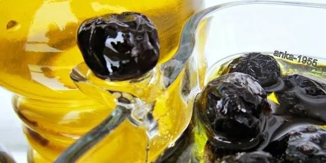 Aceitunas negras, verdes en salmuera, aceite ... y alcaparras ♥ ☼