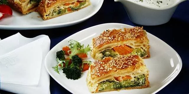 Puff pastry strudel with vegetables