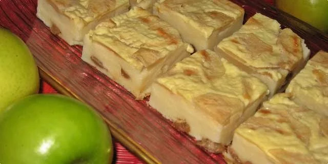 A cake of semolina and apples