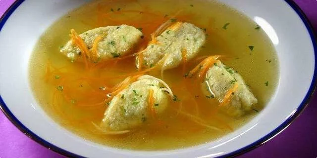 Sopa do feriado com bolinhas de massa da semolina