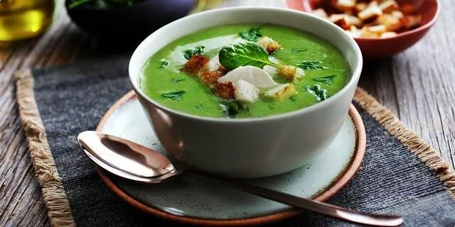 Crème de soupe à brocoli avec les croûtons et le mozzarella