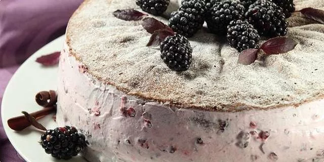Gentle cake with blackberries