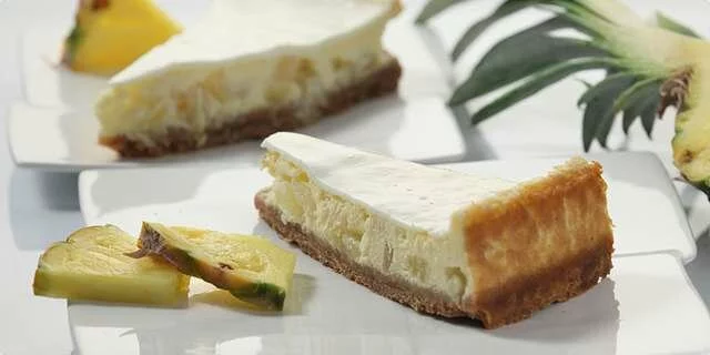 Gâteau au fromage avec l'ananas