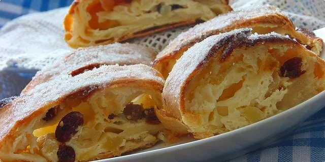 Altbayerischer Topfenstrudel (cheese strudel / Bavarian)