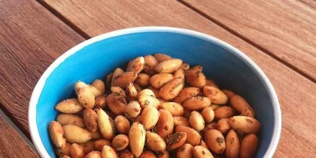 Almonds with rosemary