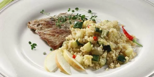 Veal and bulgur with zucchini and apples