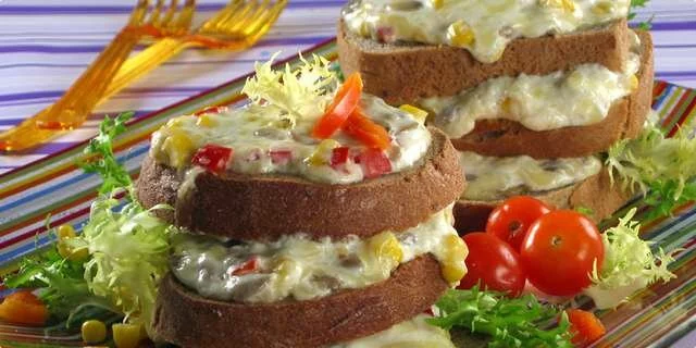 Запеченный сыр и бутерброды с семенами