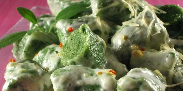 Green gnocchi in white sauce
