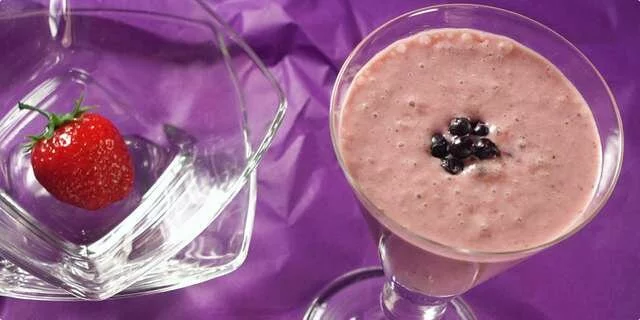 Frappe with rice milk and berries