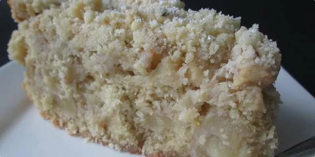 A crumbly and very tasty cake with apples